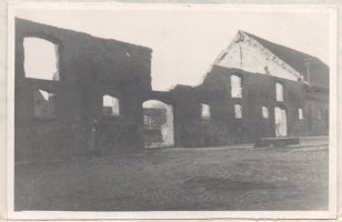 Rok 1945, spalone zabudowania fabryki Sinnera – późniejszej drożdżowni w Maszewie Lęb.