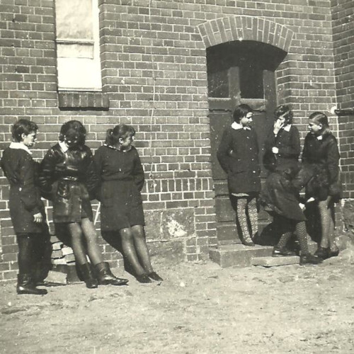 Uczennice klasy VII przed budynkiem Szkoły Podstawowej w Nowej Wsi Lęborskiej
